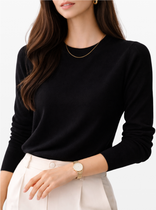 Modelo femenina con jersey classic cuello redondo de hecho de lana baby alpaca 100% color black