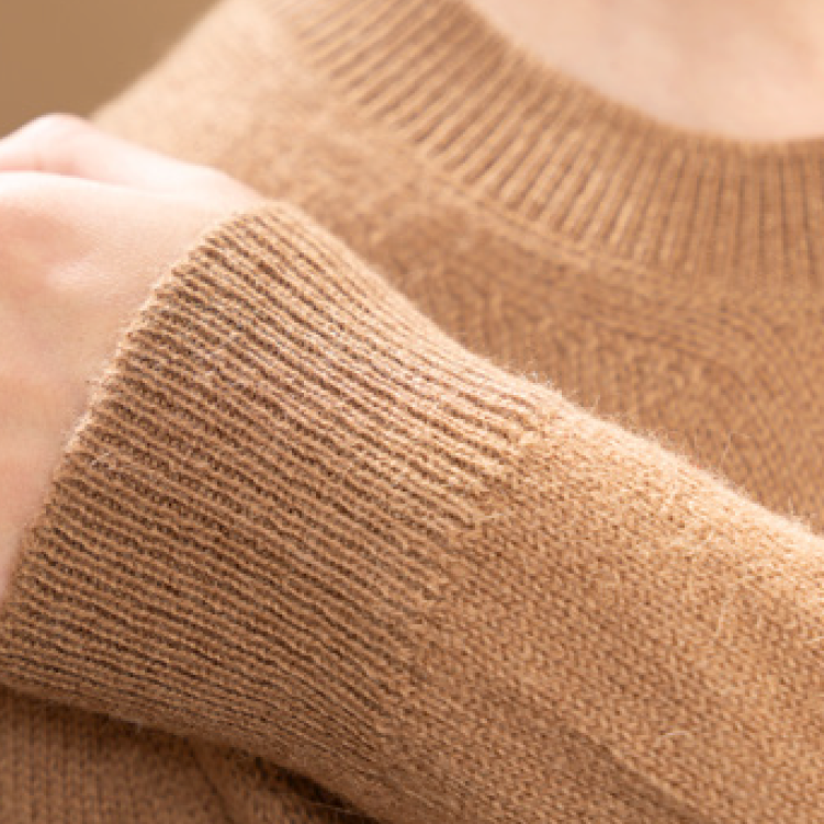 Detalle de puño y cuello del jersey classic cuello redondo de mujer de lana baby alpaca 100% de color canela de la marca LAMINI