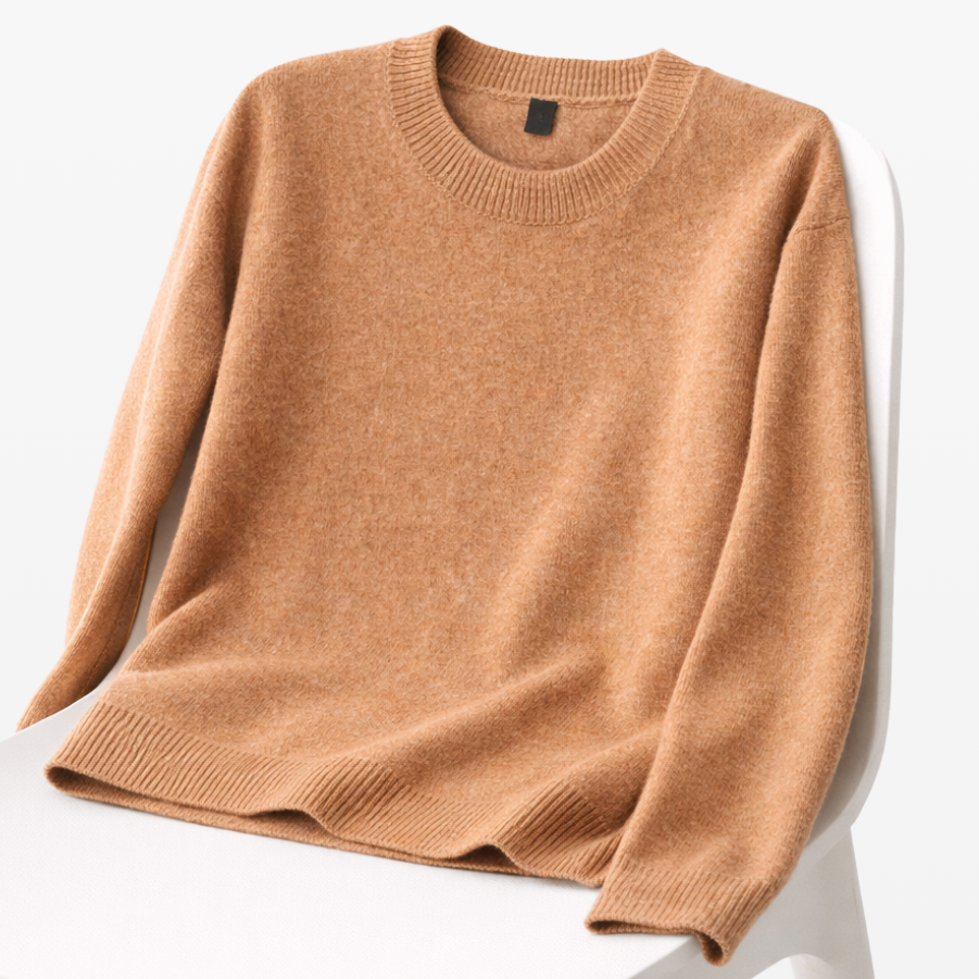 Jersey classic cuelo redondo de mujer tejido en lana baby alpaca 100% color canela de la marca LAMINI sobre silla