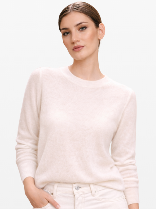 Mujer con jersey classic cuello redondo de la marca LAMINI hecho con lana baby alpaca 100% en color marfil