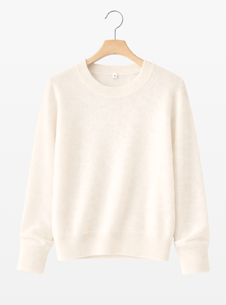 Jersey classic cuello redondo de mujer de la marca LAMINI en color marfil tejido en lana baby alpaca 100% colgado de una percha