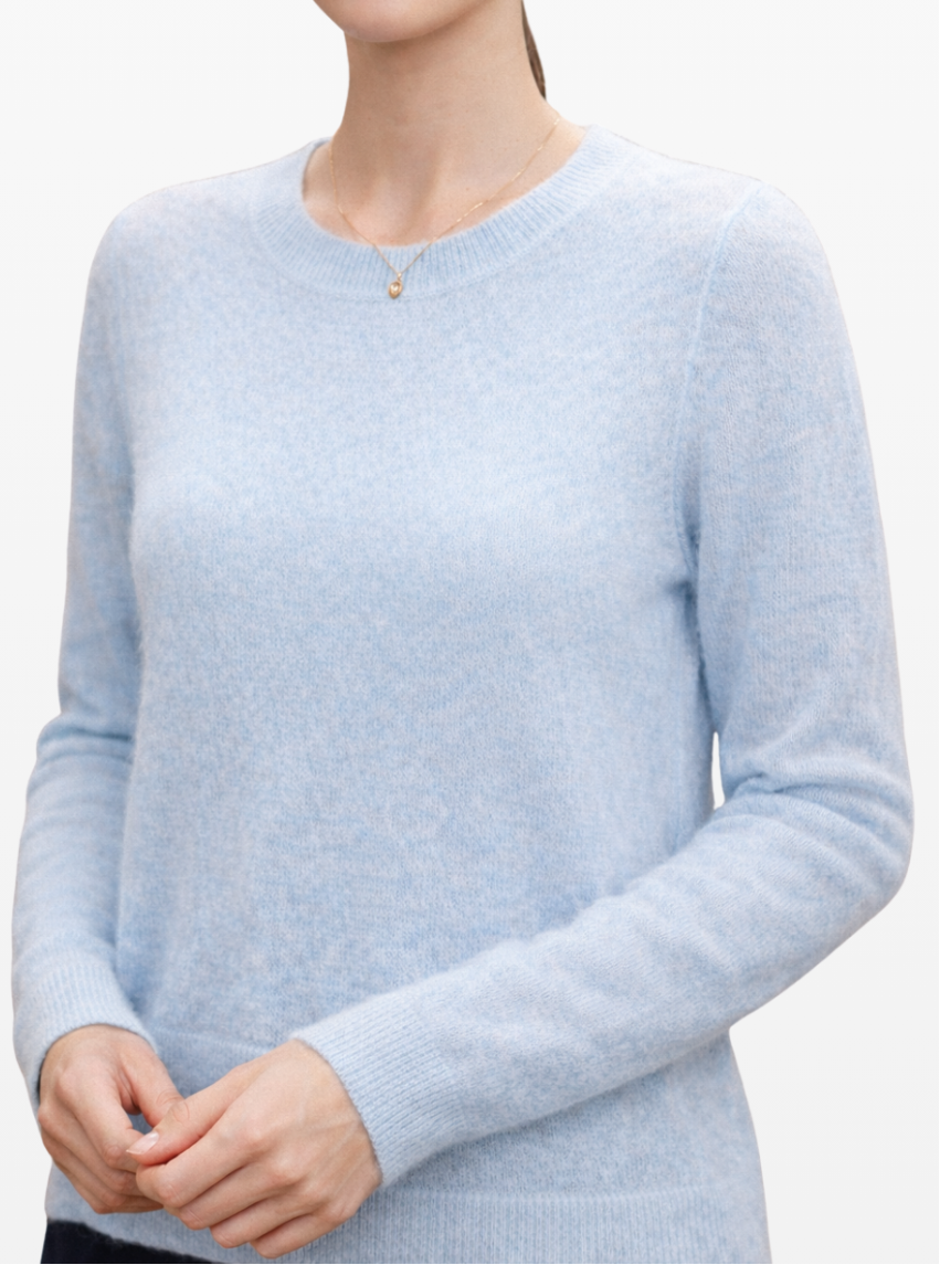 Mujer con jersey LAMINI classic cuello redondo de lana baby alpaca 100% color sky blue