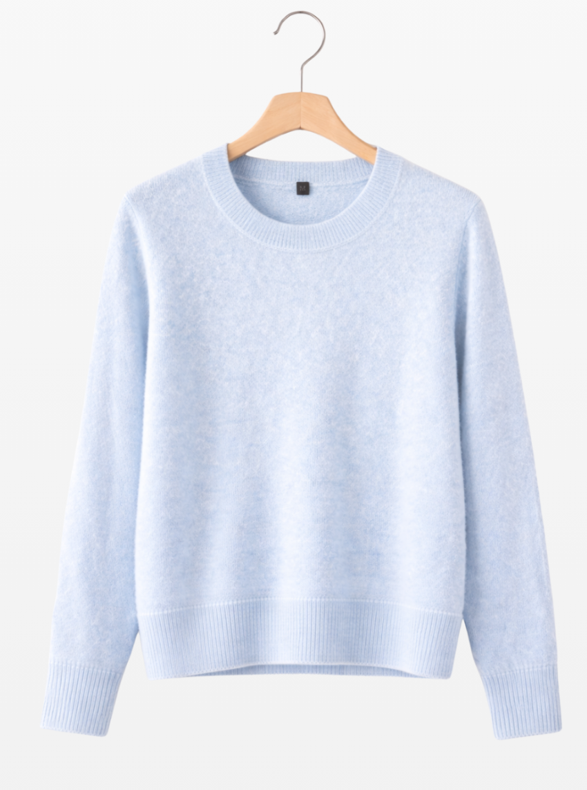 Jersey classic cuello redondo de mujer de la marca LAMINI en color sky blue tejido en lana baby alpaca 100% colgado de una percha