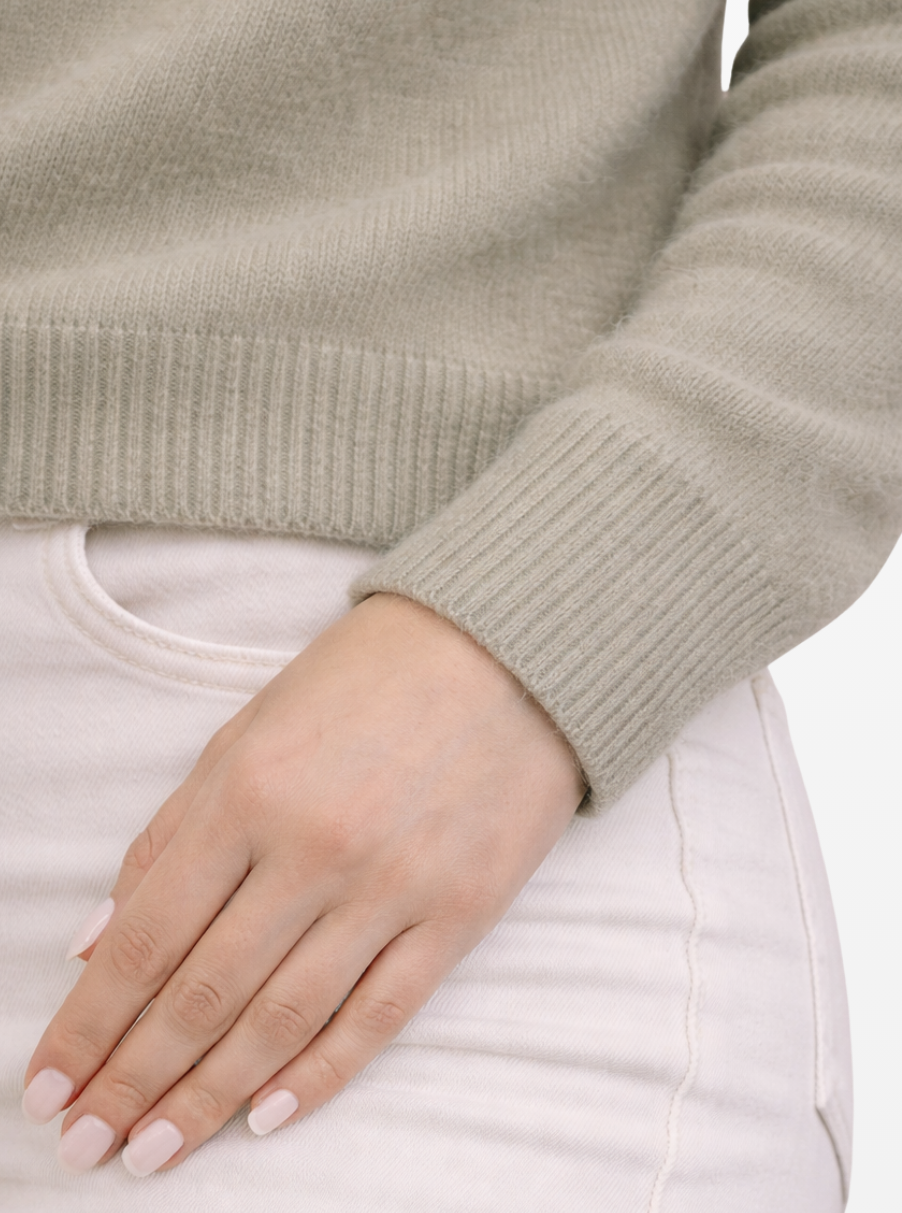 Detalle de cintura y puño del jersey classic cuello redondo de mujer de lana baby alpaca 100% de color taupé de la marca LAMINI