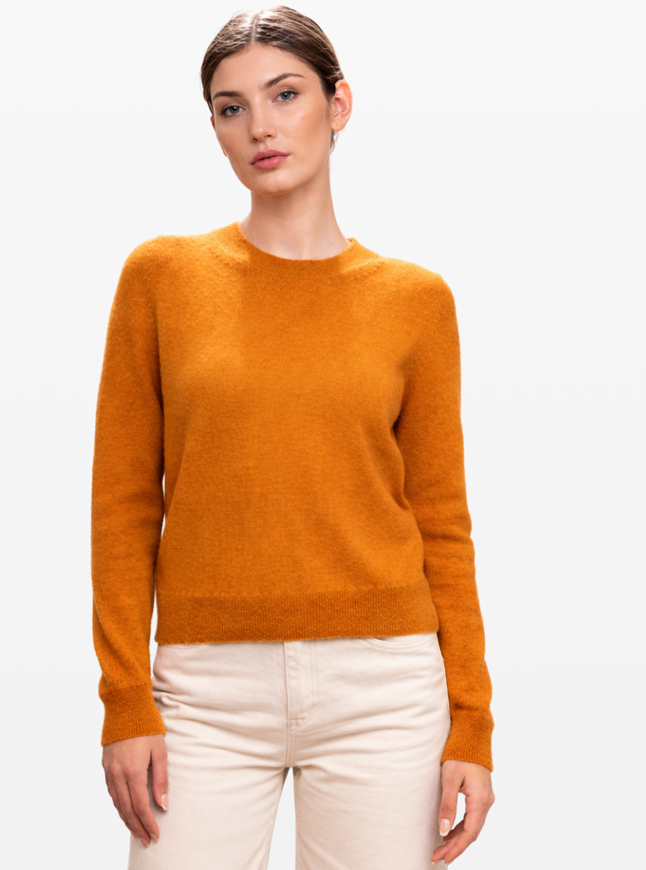 Mujer con jersey LAMINI classic cuello redondo de lana baby alpaca 100% color turmeric
