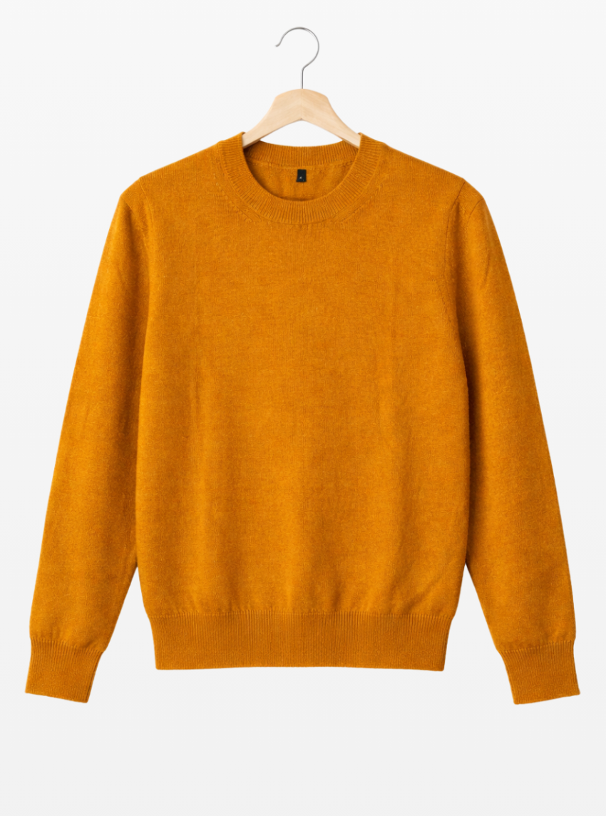 Jersey classic cuello redondo de mujer de la marca LAMINI en color turmeric tejido en lana baby alpaca 100% colgado de una percha