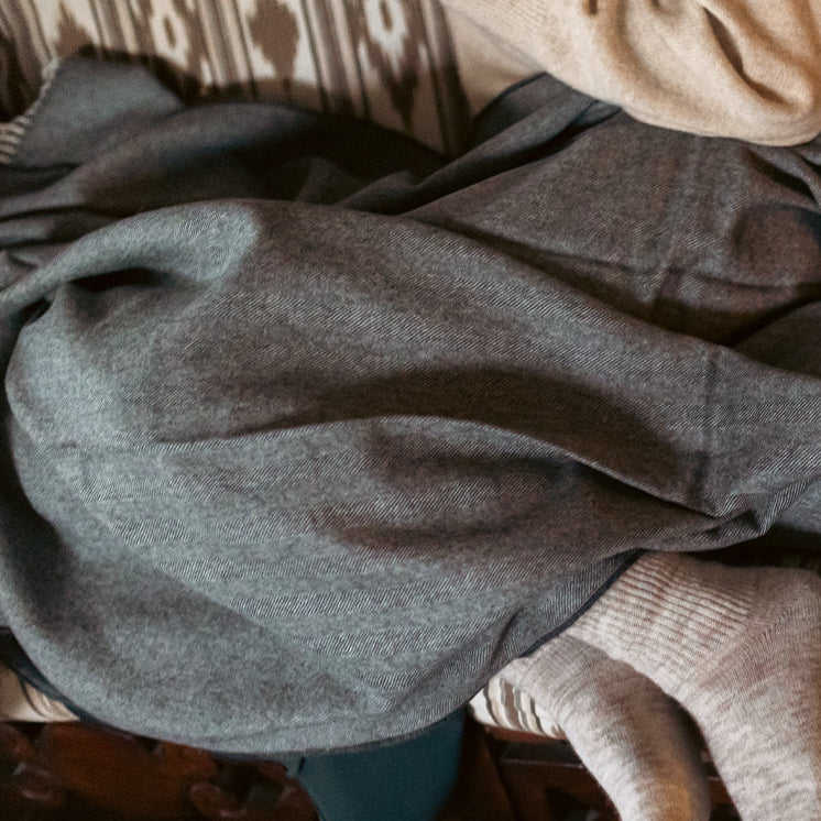 Manta espiga blanco y gris oscuro de suave baby alpaca peruana