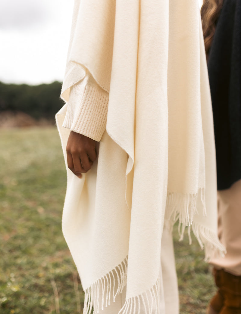 Detalle de poncho clásico peruano de baby alpaca color blanco