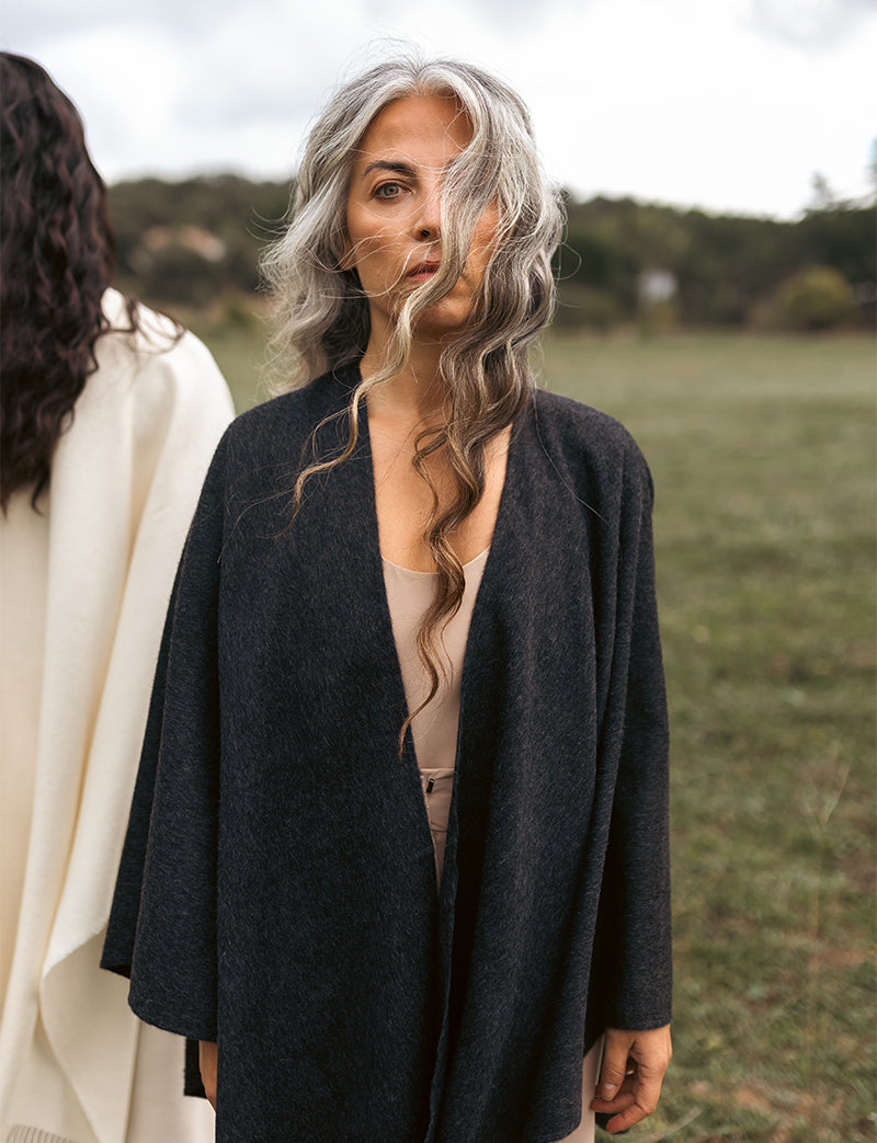 Ruana clásica de baby alpaca de Perú de color carbón